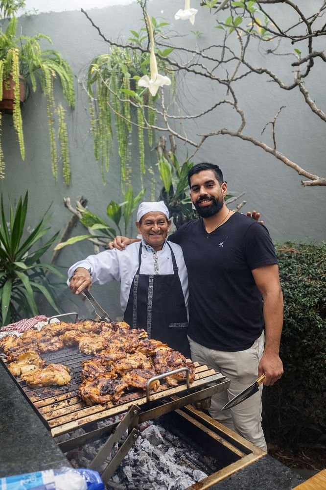 Andrés Gonzales preparando anticuchos a la parrilla junto a su equipo