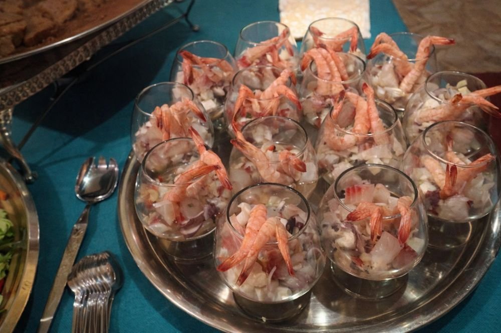Copas de ceviche de mariscos servidas para un evento