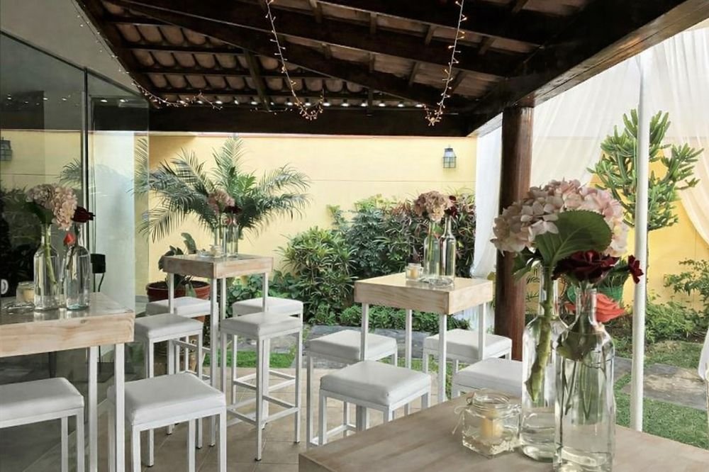 Área de lounge con luces cálidas montada para una recepción