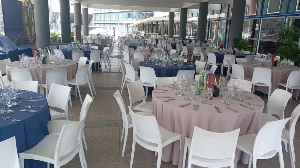 Salón preparado con mesas redondas para un banquete grande