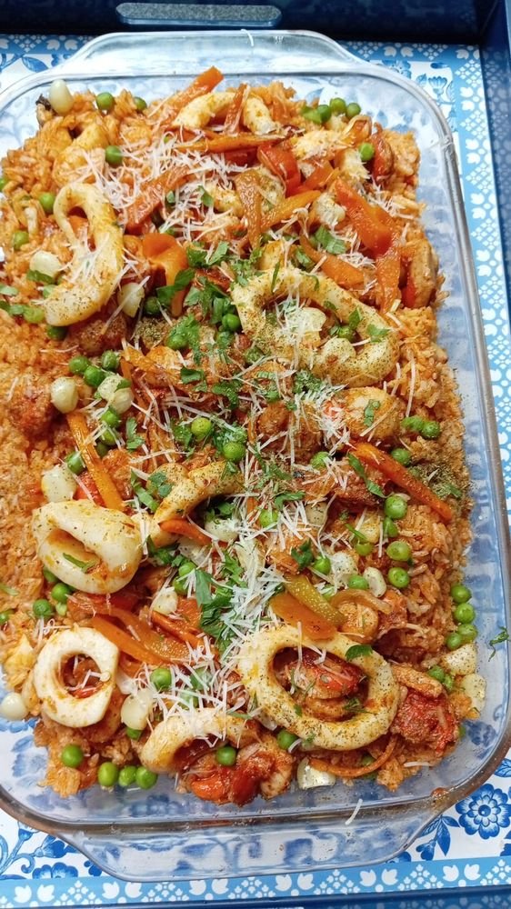 Arroz con mariscos servido en una fuente