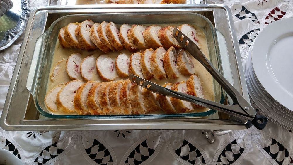 Pollo relleno en rodajas bañado en salsa