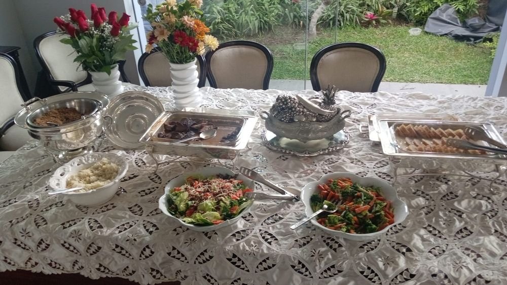 Buffet servido en fuentes de plata con ensaladas