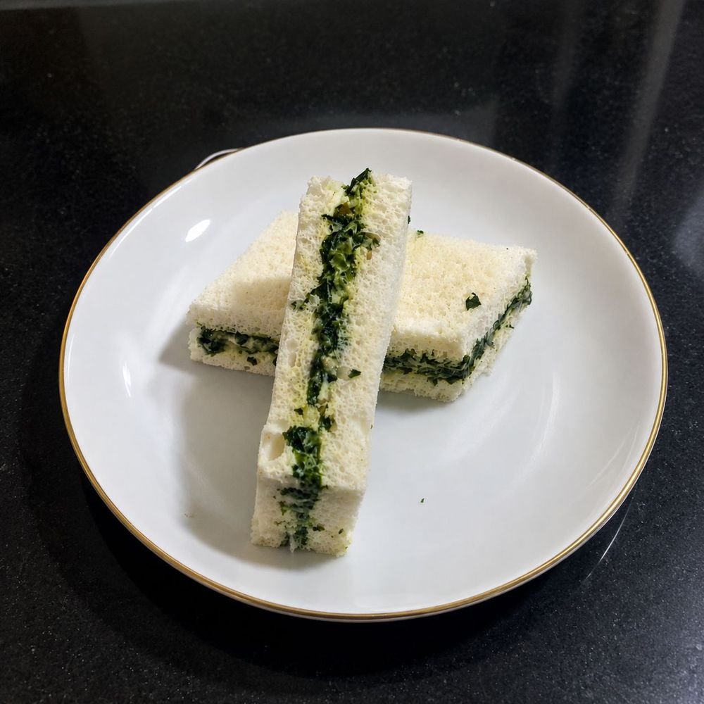 Sándwiches en capas cortados y servidos